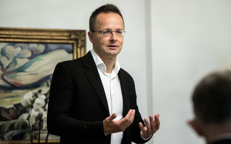 Szijjártó Péter minden eddiginél durvább választási beavatkozástól tart Brüsszel részéről