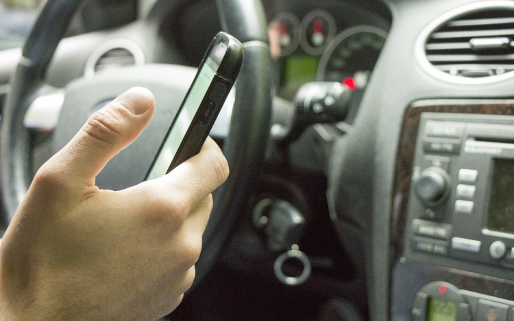 Nehezen bizonyítható a mobiltelefon-használat az autóban