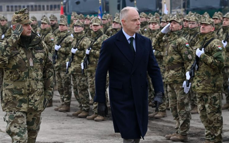 Szalay-Bobrovniczky Kristóf: hathavi fegyverpénzt kapnak a katonák